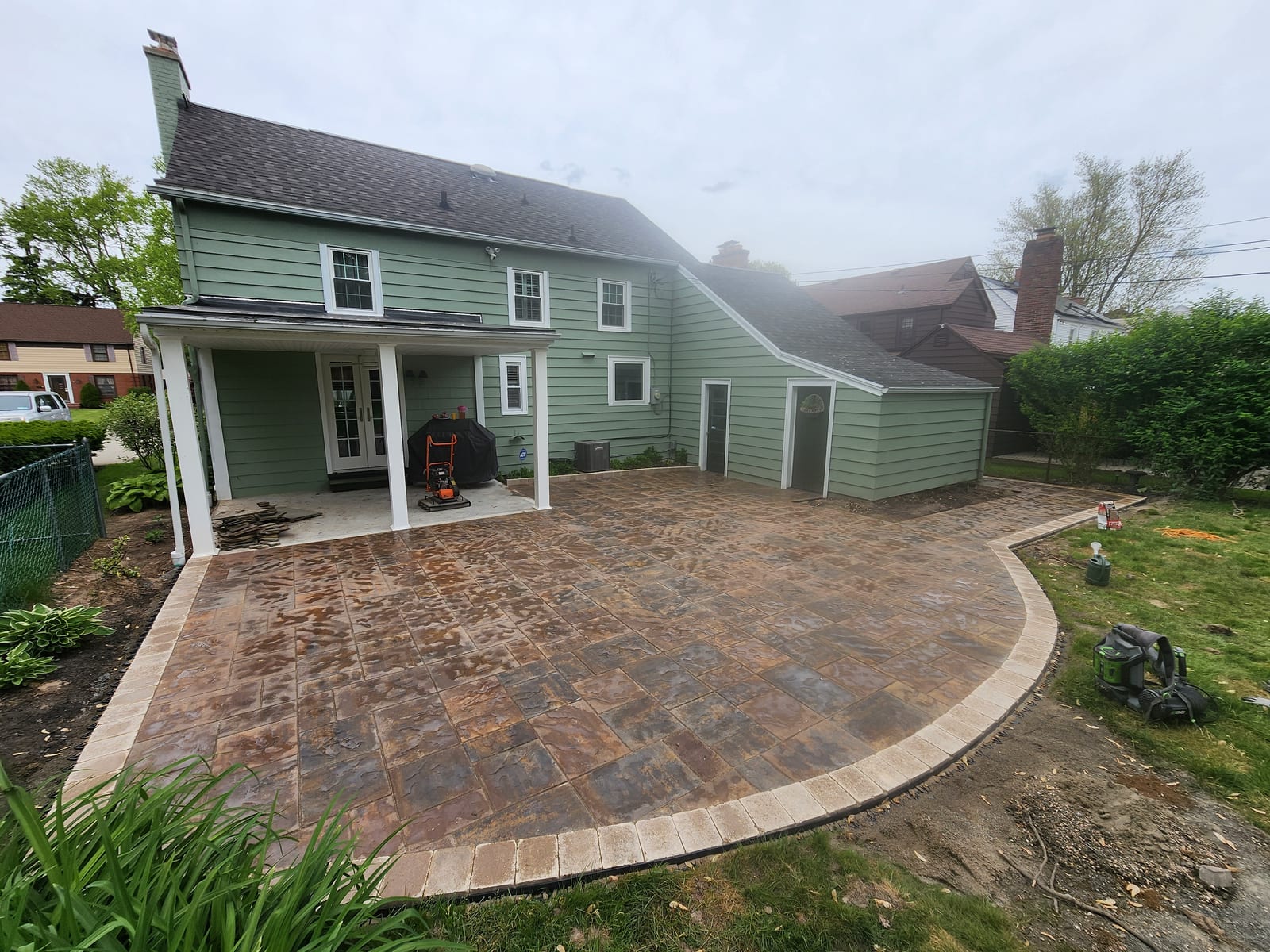 Curved-edge backyard patio